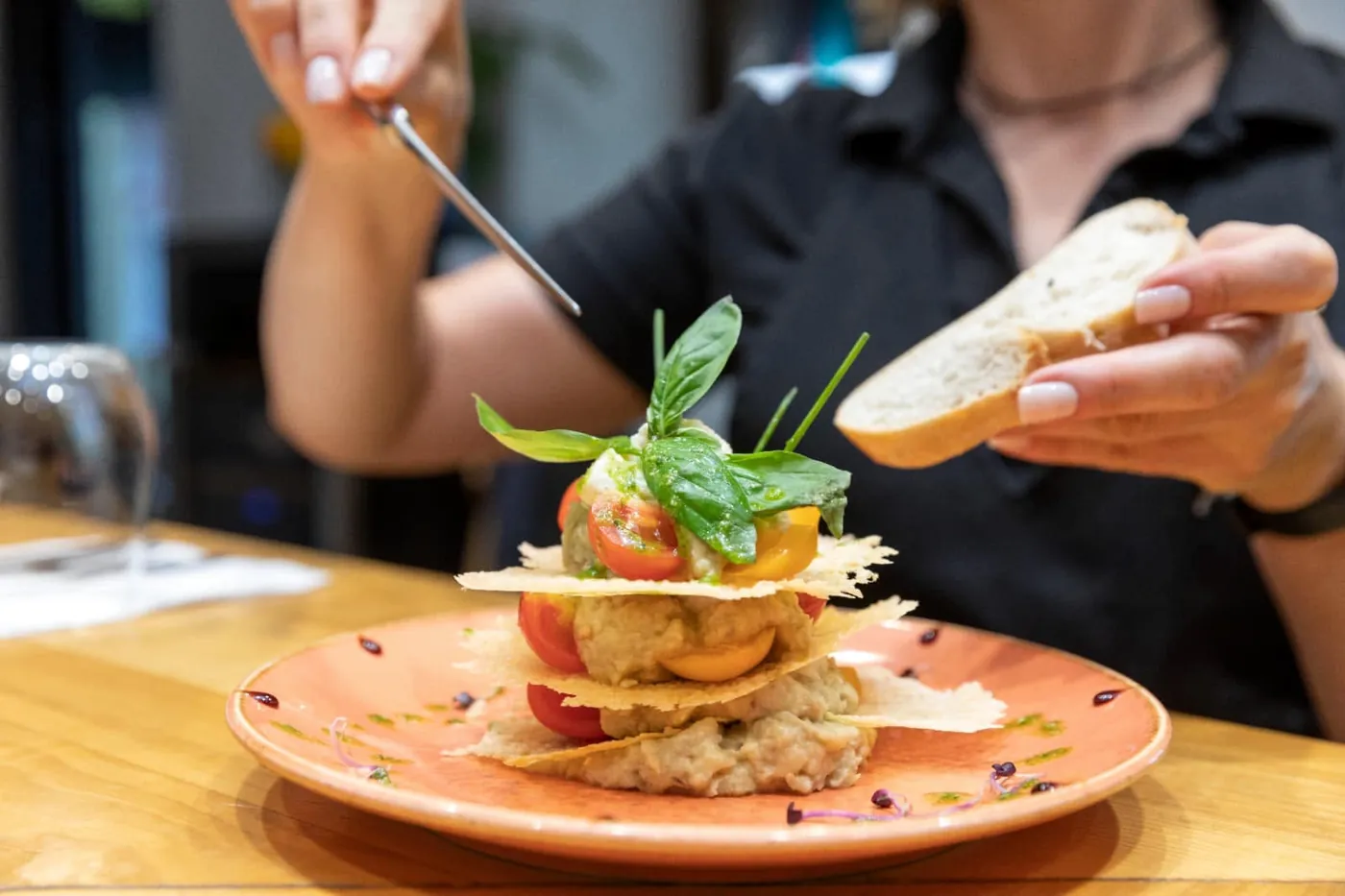 Salată de vinete cu biscuiți de parmezan